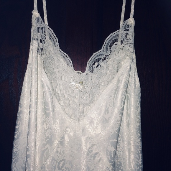 Ladies Wedding White negligee set with intricate lace trim. size S - Picture 3 of 9
